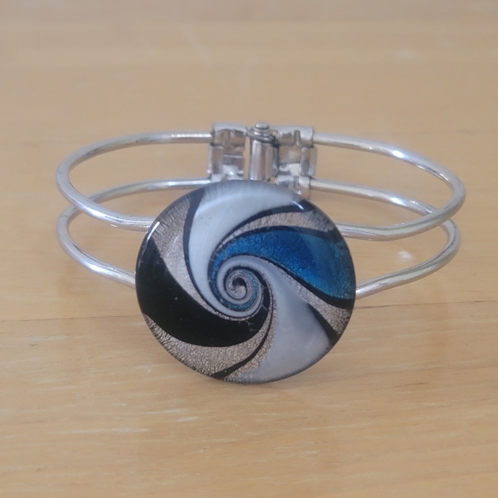 Beautiful Cuff Bracelet 🏙